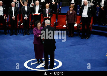 Peking, Schweden. 10. Dezember 2015. Nobelpreisträger für Physiologie oder Medizin Tu Youyou (L) erhält Preis von Schwedens König Carl XVI. Gustaf während der Nobelpreis-Verleihung in der Konzerthalle in Stockholm, die Hauptstadt von Schweden, 10. Dezember 2015. © Ihr Pingfan/Xinhua/Alamy Live-Nachrichten Stockfoto