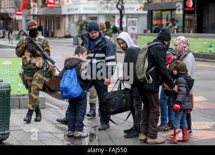 Beijing, Belgien. 22. November 2015. Belgische Soldaten und Polizisten überprüfen das Gepäck der Fußgänger beim patrouillieren im Zentrum von Brüssel, Hauptstadt von Belgien, am 22. November 2015. © Zhou Lei/Xinhua/Alamy Live-Nachrichten Stockfoto