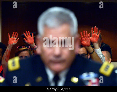 Peking, USA. 6. Oktober 2015. Demonstranten halten ihre Hände rot angemalt als Kommandeur der US-Streitkräfte in Afghanistan John Campbell bei einem Senate Armed Services Committee hören auf dem Capitol Hill in Washington, DC, USA, 6. Oktober 2015 bezeugt. © Yin Bogu/Xinhua/Alamy Live-Nachrichten Stockfoto