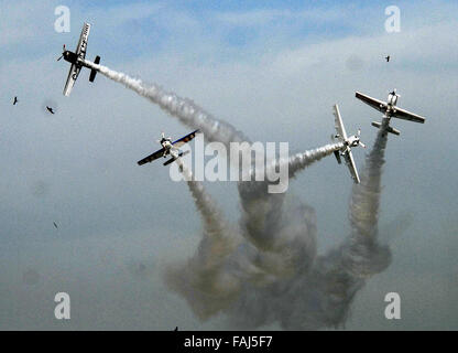 Peking, China. 31. Dezember 2015. Flugzeuge der britischen Kunstflugstaffel führe Stunts während der Einweihung des Aero Konklave und Air Show in Ahmedabad, Indien, am 1. April 2015. © Xinhua/Alamy Live-Nachrichten Stockfoto