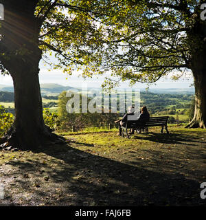 Zwei Menschen blicken auf die Dorset Landschaft vom Park zu Fuß, Shaftesbury, Dorset. Es wird Herbst. Stockfoto