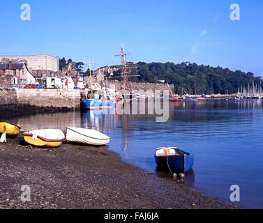 Fischerboot im Hafen bei Ebbe mit Partei der Burgmauern nach hinten, Conwy, Gwynedd, Wales, Vereinigtes Königreich, West-Europa. Stockfoto