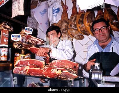 Metzger schnitzen Jamon Serrano (ausgehärteten Marmelade) in einem Geschäft, Toledo, Kastilien-La Mancha, Spanien, Westeuropa. Stockfoto