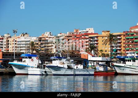 Traditionelle Fischtrawler in der Provinz Hafen von Fuengirola, Malaga, Andalusien, Spanien, Westeuropa. Stockfoto