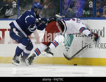 Tampa, Florida, USA. 30. Dezember 2015. DOUGLAS R. CLIFFORD | Times.Tampa Bay Lightning rechter Flügel Nikita Kucherov (86), links, begräbt New York Rangers rechten Flügel Mats Zuccarello (36) in die Bretter während der dritten Periode am Mittwoch (30.12.15) Spiel in der Amalie Arena in Tampa. Bildnachweis: Douglas R. Clifford/Tampa Bay Times / ZUMA Draht/Alamy Live News Stockfoto