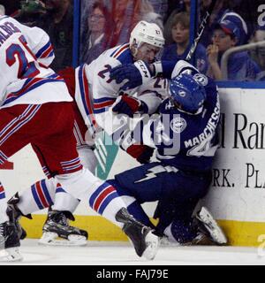 Tampa, Florida, USA. 30. Dezember 2015. DOUGLAS R. CLIFFORD | Times.New York Rangers Verteidiger Ryan McDonagh (27) und Tampa Bay Lightning center Jonathan Marchessault (42) Gewirr in der Ranger-Zone während der zweiten Periode des am Mittwoch (30.12.15) Spiel in der Amalie Arena in Tampa. Bildnachweis: Douglas R. Clifford/Tampa Bay Times / ZUMA Draht/Alamy Live News Stockfoto