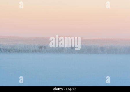 Schöne lebendige skandinavischen nebligen Winter-Szene. Stockfoto