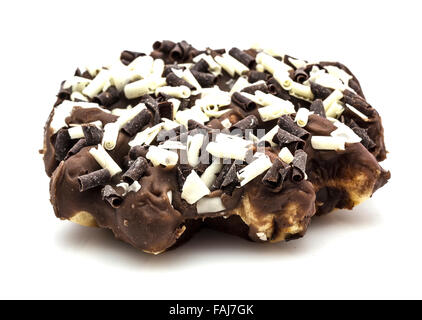 Belgische Waffel garniert mit dunklen Fudge und Milchschokolade und weißer Schokolade auf einem weißen Hintergrund. Stockfoto