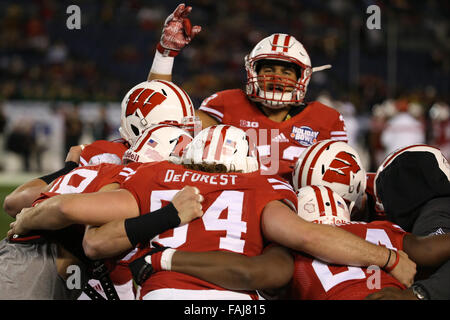 San Diego, CA. 30. Dezember 2015. Wisconsin Spieler vor dem Spiel zwischen Wisconsin Badgers und die USC Trojans, nationale Finanzierung Holiday Bowl, Qualcomm Stadium in San Diego, CA. Fotograf gepumpt bekommen: Peter Joneleit/Cal Sport Media. Bildnachweis: Csm/Alamy Live-Nachrichten Stockfoto