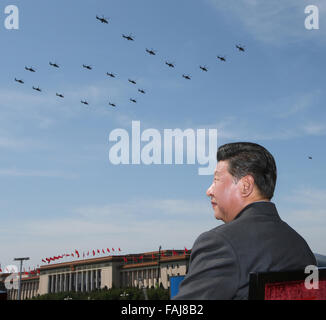 (151231)--Peking, 31. Dezember 2015 (Xinhua)--chinesischen Staatspräsidenten Xi Jinping Uhren die Militärparade während der Gedenkfeier Aktivitäten anlässlich des 70. Jahrestag des Sieges von dem chinesischen Volk Krieg des Widerstands gegen die japanische Aggression und des Weltkriegs antifaschistischer in Peking, Hauptstadt von China, 3. September 2015. (Xinhua/Lan Hongguang) Stockfoto