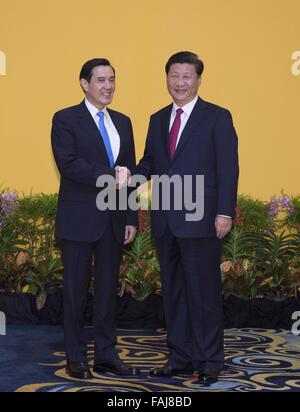 Peking, China. 7. November 2015. Xi Jinping (R) schüttelt Hände mit Ma Ying-Jeou bei ihrem Treffen im Shangri-La Hotel in Singapur, 7. November 2015. © Li Xueren/Xinhua/Alamy Live-Nachrichten Stockfoto