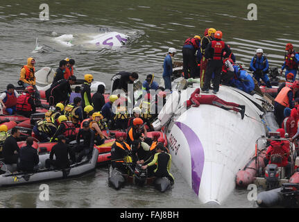 (151231)--Peking, 31. Dezember 2015 (Xinhua)--Retter Rettungsaktion durchzuführen, nach ein Flugzeugabsturz in der Keelung-Fluss in Taipei, Taiwan in Südost-China, 4. Februar 2015 gelandet. Ein Taiwan TransAsia Airways Flugzeug stürzte in einen Fluss Taipeh am Mittwochmorgen, 13 starben und drei befinden sich in einem kritischen Zustand.  (Xinhua/Jin Liwang) Stockfoto