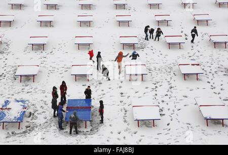 (151231)--Peking, 31. Dezember 2015 (Xinhua)--Studenten an einer Mittelschule in Wushe County, Zentral-China Henan Provinz, 24. November 2015 Tischtennis im Schnee spielen. Schneestürme fegte über ein riesiges Gebiet von China seit Sonntag.  (Xinhua/Feng Xiaomin) Stockfoto