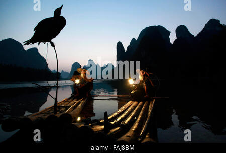 (151231)--Peking, 31. Dezember 2015 (Xinhua)--zwei Brüder in den 70er und 80er Jahre, arbeitet als Fotograf der Modelle machen Sie eine Pause auf einem Bambusfloß in dem Lijiang-Fluss in Guilin, ein Touristenort im Südwesten Chinas autonome Region Guangxi Zhuang, 15. Juli 2015. (Xinhua/Liu Jiaoqing) Stockfoto