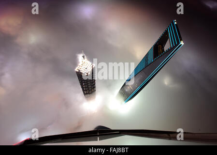 (151231)--Peking, 31. Dezember 2015 (Xinhua)--Foto aus dem 121. Stockwerk des Shanghai Tower auf 1. April 2015 zeigt Shanghai World Financial Center (L) und Jin Mao Tower (R) inmitten von dichten Nebel in Shanghai, Ost-China. (Xinhua/Huang Weiguo) Stockfoto