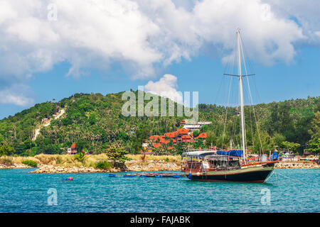 Angelboot/Fischerboot in der Nähe von Küste von der Insel Koh Phangan, Thailand Stockfoto