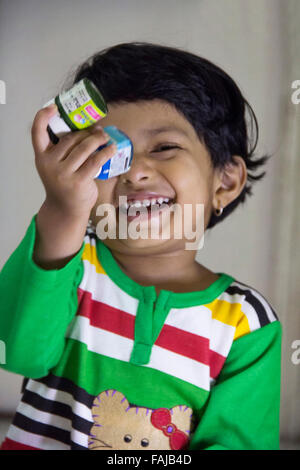 Ein Kind spielt mit Spielzeug, Pune, Indien Stockfoto