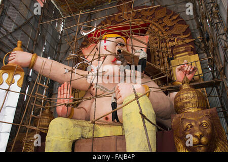 Handwerker, die Schaffung eines riesigen Ganesh Idol, Jai Malhar Thema. Pune, Indien Stockfoto