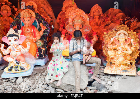 Kinder am Strassenlokal Verkauf Ganpati Idole während Ganesh Festival, Pune, Indien Stockfoto