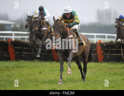 Datei-PIC:-Sprung Jockey AP McCoy wird ein Ritter in der New Years Honours list 2016 für Verdienste um die Pferderennen.  Mein Zelt oder verkaufen von AP McCoy geritten springt das letzte und fährt fort, die Betfair Hürde (Handicap) Note 3 Cl1 - Pferderennen in Newbury Racecourse, Newbury, Berkshire - 09/02/2013 Credit gewinnen: MARTIN DALTON/Alamy Live News Stockfoto