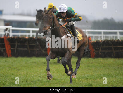 Datei-PIC:-Sprung Jockey AP McCoy wird ein Ritter in der New Years Honours list 2016 für Verdienste um die Pferderennen.  Mein Zelt oder verkaufen von AP McCoy geritten springt das letzte und fährt fort, die Betfair Hürde (Handicap) Note 3 Cl1 - Pferderennen in Newbury Racecourse, Newbury, Berkshire - 09/02/2013 Credit gewinnen: MARTIN DALTON/Alamy Live News Stockfoto