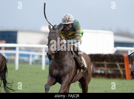 Datei-PIC:-Sprung Jockey AP McCoy wird ein Ritter in der New Years Honours list 2016 für Verdienste um die Pferderennen.  Mein Zelt oder verkaufen von AP McCoy geritten springt das letzte und fährt fort, die Betfair Hürde (Handicap) Note 3 Cl1 - Pferderennen in Newbury Racecourse, Newbury, Berkshire - 09/02/2013 Credit gewinnen: MARTIN DALTON/Alamy Live News Stockfoto