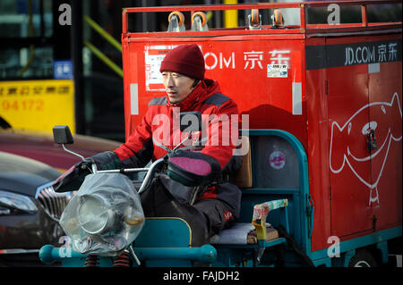 Einem Elektro-Dreirad für Jingdong shuttle auf der Straße in Peking, China. Stockfoto