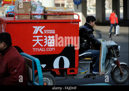 Einem Elektro-Dreirad für Tmall.com shuttle auf der Straße in Peking, China. Stockfoto