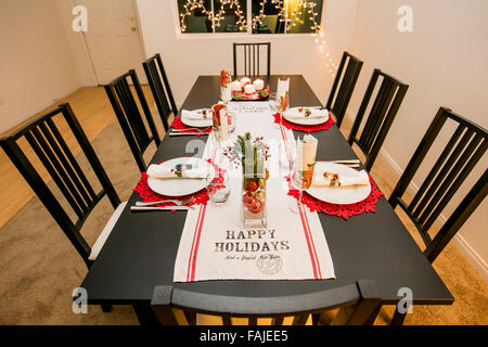 Weihnachts-Dinner-Tisch gesetzt und dekoriert mit rot und grün Stockfoto