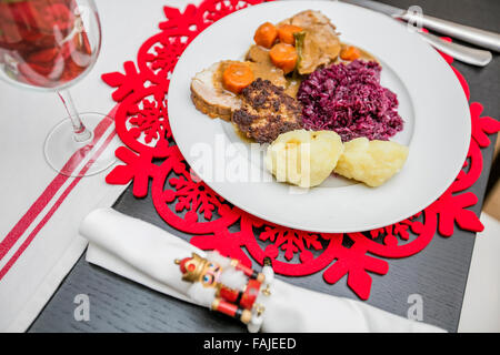 Dekorierte Weihnachtsteller und Tischdekoration Stockfoto