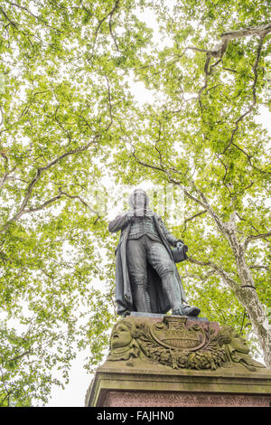 Denkmal zu Ehren Dichter und Dramatiker Friedrich Schiller im Park vor dem Deutschen Literaturarchiv und das museum Stockfoto