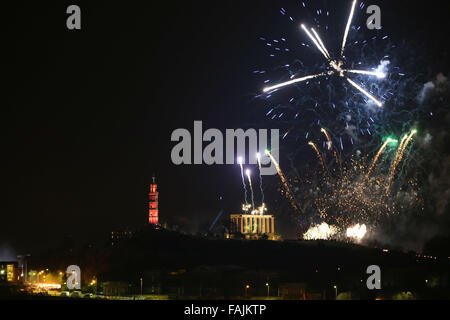 Edinburgh, Schottland. 30. Dezember 2015. Edinburghs Calton Hill ist das Ende der Zeile für die tiefverschneiten Prozession feiert den Start der Jahresurlaub Hogmanay in Schottland. Nach einem langen Marsch säumen Menschen den Hügel zum Hbf das Feuerwerk, während diejenigen, die es nicht schaffen, den Hügel hinauf zu, unten links versammeln.  Brian Wilson/Alamy Live-Nachrichten. Stockfoto