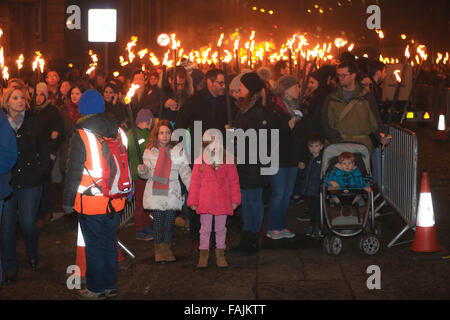 Edinburgh, Schottland. 30. Dezember 2015. Familien mit kleinen Kindern warten ihrerseits in einer tiefverschneiten Prozession auf König George IV Bridge in Schottlands jährliche Hogmanay Feier des Endes eines weiteren Jahres zu marschieren. Brian Wilson/Alamy Live-Nachrichten. Stockfoto