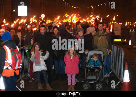 Edinburgh, Schottland. 30. Dezember 2015. Familien mit kleinen Kindern warten ihrerseits in einer tiefverschneiten Prozession auf König George IV Bridge in Schottlands jährliche Hogmanay Feier des Endes eines weiteren Jahres zu marschieren. Brian Wilson/Alamy Live-Nachrichten. Stockfoto