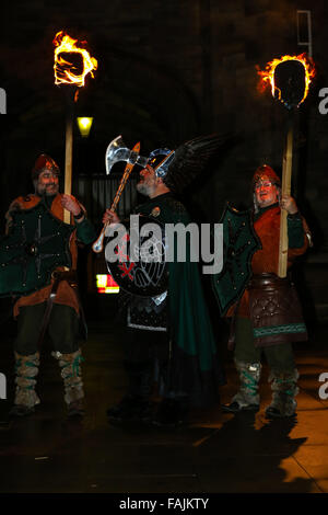 Edinburgh, Schottland. 30. Dezember 2015. Shetlands Up Helly Aa "Wikinger mit Waffen und Fackeln markieren den Beginn der Edinburgh Hogmanay 2015 feiern auf der Treppe von der Church Of Scotland General Assembly Hall auf The Mound. Brian Wilson/Alamy Live-Nachrichten. Stockfoto