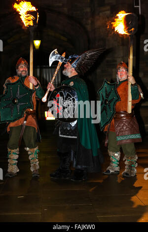 Edinburgh, Schottland. 30. Dezember 2015. Shetlands Up Helly Aa "Wikinger mit Waffen und Fackeln markieren den Beginn der Edinburgh Hogmanay 2015 feiern auf der Treppe von der Church Of Scotland General Assembly Hall auf The Mound. Brian Wilson/Alamy Live-Nachrichten. Stockfoto