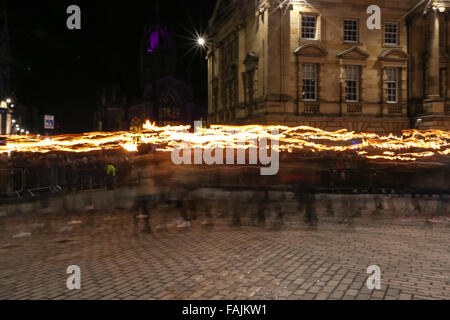 Edinburgh, Schottland. 30. Dezember 2015. Eine Band der Flamme Schlangen seinen Weg über die Royal Mile wie Tausende von Menschen marschieren mit Fackeln zu Beginn der Hogmanay, Schottlands Tradition der Abschied vom alten Jahr zu feiern. Brian Wilson/Alamy Live-Nachrichten. Stockfoto