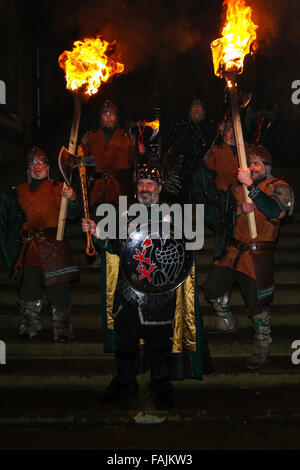 Edinburgh, Schottland. 30. Dezember 2015. Shetlands Up Helly Aa "Wikinger mit Waffen und Fackeln markieren den Beginn der Edinburgh Hogmanay 2015 feiern auf der Treppe von der Church Of Scotland General Assembly Hall auf The Mound. Brian Wilson/Alamy Live-Nachrichten. Stockfoto