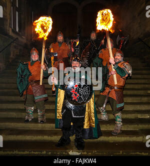 Edinburgh, Schottland. 30. Dezember 2015. Shetlands Up Helly Aa "Wikinger mit Waffen und Fackeln markieren den Beginn der Edinburgh Hogmanay 2015 feiern auf der Treppe von der Church Of Scotland General Assembly Hall auf The Mound. Brian Wilson/Alamy Live-Nachrichten. Stockfoto