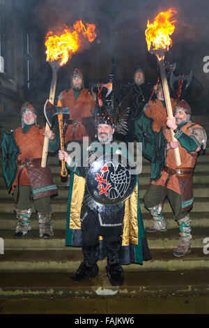 Edinburgh, Schottland. 30. Dezember 2015. Shetlands Up Helly Aa "Wikinger mit Waffen und Fackeln markieren den Beginn der Edinburgh Hogmanay 2015 feiern auf der Treppe von der Church Of Scotland General Assembly Hall auf The Mound. Brian Wilson/Alamy Live-Nachrichten. Stockfoto