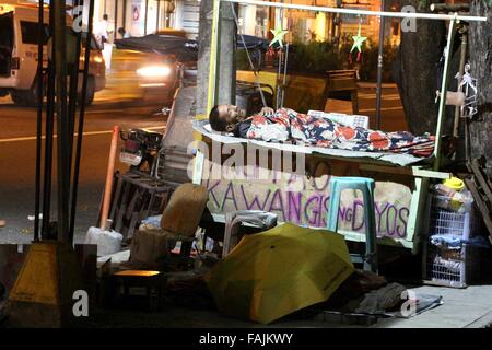 Manila, Philippinen. 24. Dezember 2015. Eine philippinische Familie leben in der Straße von Manila und sie bleiben auf der Straße und die meisten von ihnen Leben auf dem Schiff Push Cart (Kariton in Hindi). Ab dem Jahr 2013 allein in Metro Manila gibt es mehr als 12.000 Straße Bewohner, berichtet das Department of Social Welfare und Entwicklung (DSWD). Die Zahl der Metro Manila Straße Familien in den letzten 3 Jahren um 139 % erhöht. © Gregorio B. Dantes Jr/Pacific Press/Alamy Live-Nachrichten Stockfoto