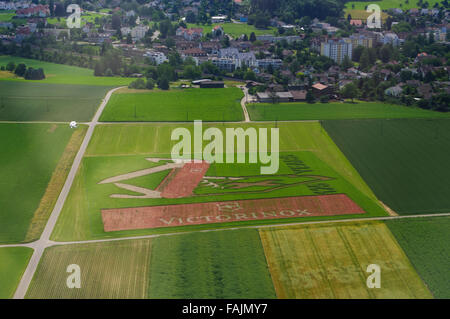 Luftaufnahme eines super-size Victorinox Schweizer Armee Messer Werbung in einem Ernte-Feld. Stockfoto