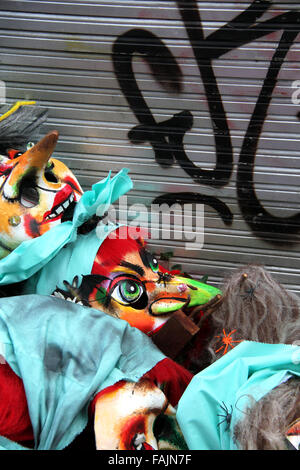 Mehreren Basler Fasnacht Masken zeigen Hexen mit Türkis farbigen Kopftuch, lange Nasen und bunten Gesichter. Stockfoto