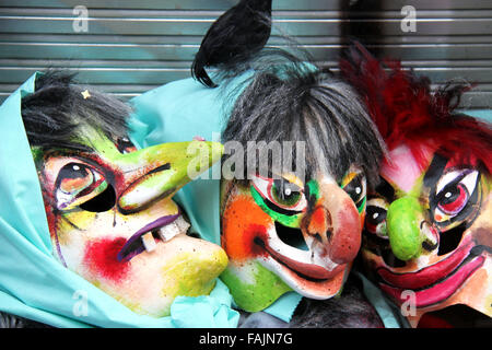Drei Basler Karnevalsmasken Hexen mit Türkis farbigen Kopftuch, lange Nasen und bunten Gesichter zeigen. Stockfoto