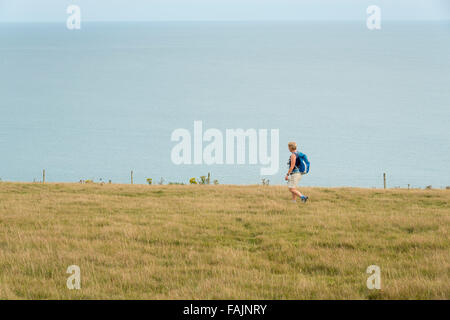 Eine Frau zu Fuß auf Tennyson Down auf der Isle Of Wight-UK Stockfoto