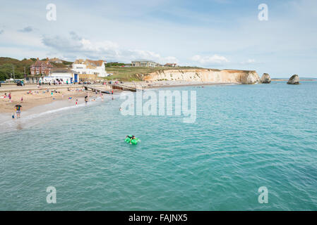 Der Strand und Klippen bei Freshwater Bay Isle Of Wight UK Stockfoto