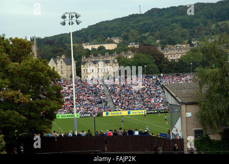 Rugby-Zuschauer warten auf das Spiel zu starten, das Spielgelände (Rec) Bath Spa Somerset UK Stockfoto