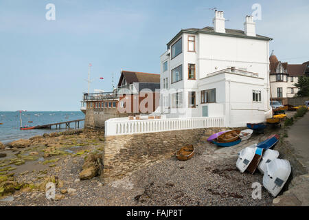 Kleinhaus und Häuser am Strand von Seaview Isle Of Wight UK Stockfoto