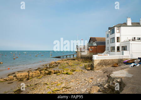 Kleinhaus und Häuser am Strand von Seaview Isle Of Wight UK Stockfoto