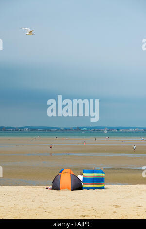 Eine Strandmuschel am Sandstrand bei Ebbe bei Ryde Isle Of Wight UK an einem bewölkten Tag. Britische Urlauber Stockfoto